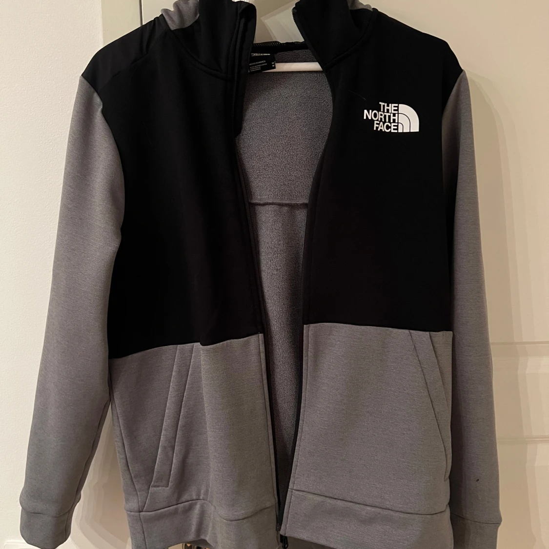 Grå och svart hoodie från The North Face - 1