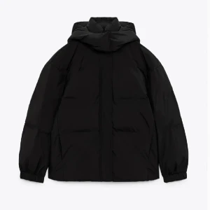 Pufferjacka / Vinterjacka Zara - Superfin jacka från zara i storlek xs, oversized modell så passar xs-m. Mycket sparsamt använd så i topp skick! Nypris 999kr, slutsåld.