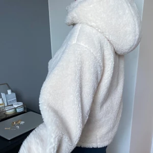 Teddyjacka  - Så mysig teddyjacka med luva! Typ aldrig använd  