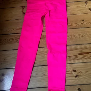 Rosa träningsthights  - Från shein. Är en sån sträng vid rumpan så den formas.