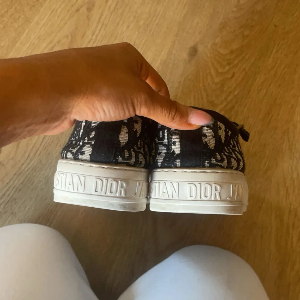 Säljer dessa super snygga Christian dior sneakers i storlek 39 men passar mig som brukar ha 38 skriv jätte gärna om ni är intresserade eller undrar något de är i super bra skick då de endast är använda ett fåtal gånger💕. Skor.