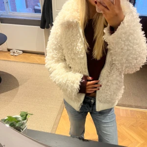 Mysig jacka  - Säljer min mysiga fluffiga jacka från HM. Använd sparsam men finns några små tecken på användning (små fläckar på bild 2&3) 