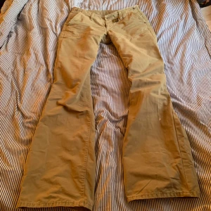 Lowaist g star cargo pants  - Lowaist g star cargo pants. Fint skick förutom en liten fläck som syns på sista bilden. Innerbenslängd 85cm och midjemått 39cm mätt rakt över:)