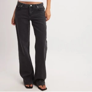 Lågmidjade jeans - Lågmidjade jeans från nakd. Bra skick men klippta så dom passar för ungefär 165cm. Nypris 700kr.