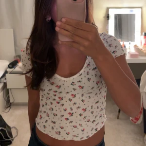 Blommig t-shirt - supergullig blommig t-shirt som passar perfekt till sommaren, tunt material som passar bra till varma dagar, storlek M men sitter som S🌸