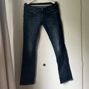 Lågmidjade jeans  - Utsvängs lågmidjade skit snygga jeans 