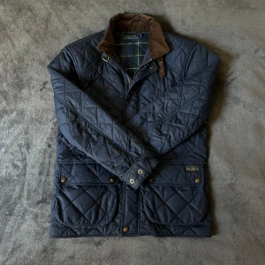 Quiltad Ralph Lauren jacka - Quiltad jacka från Ralph Lauren i utmärkt skick. Kom privat vid minsta fundering.
