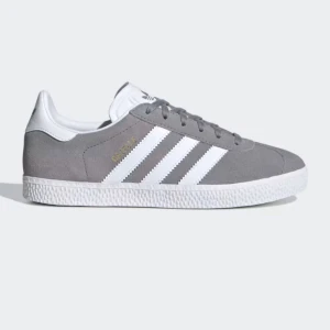 Adidas gazelle  - Gråa adidas gazelle i bra skick, använda få gånger. Storlek 35.5 men upplever att dem är lite stora så kan nog passa 36 också. Bara att skriva för fler bilder eller om ni har några  frågor 😊