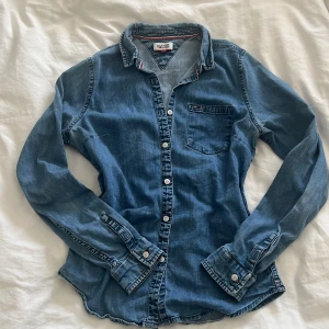 Skjorta - As snygg tajt, figursydd jeans skjorta från Tommy hilfiger⭐️ tyvärr för liten för mig så jag har ingen bild på. Nyskick! Stretchig i materialet så passar allt från XS-M💓