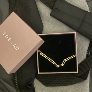 Guldhalsband från Edblad - Säljer ett stilrent guldhalsband från Edblad. Halsbandet har en modern design med länkar som ger en elegant touch. Perfekt för både vardag och fest. Kommer i originalförpackning och är oanvänt.  Modellen är : ”Ivy Chain Necklace” 💖Nypris är 399💖
