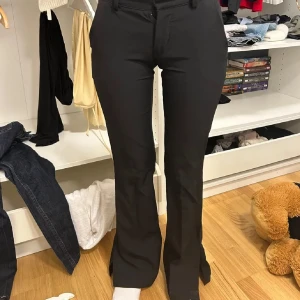 Low rise kostymbyxor  - Low rise kostymbyxor från bikbok som inte längre säljs på hemsidan❤️storlek 34. Som i nyskick❤️ Lånade bilder av henne jag köpt av, köpta här på Plick men passade inte mig så säljer vidare❤️ Pris går att diskutera! Skriv till mig vid ev frågor 