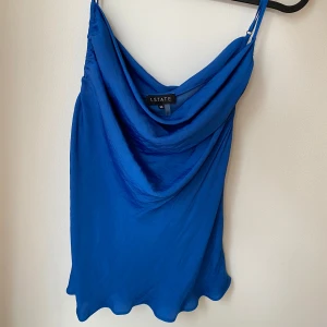 Blå linne - Blått silkesaktigt linne köpt i usa men aldrig använd. Storlek M men passar mig som är XS/S. 100% polyester. 