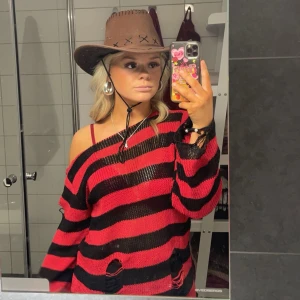 Halloween - Perfekt halloween kostym! Freddy Krueger. Tröjan är i storlek S men skulle säga att den är lite oversize och har klippt den lite vid axeln för att få den lite ”snedskuren” (se bild). Säljer även klo handen till! 