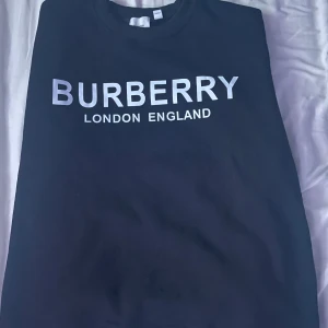 Burberry tröja  - Nu säljer jag den här burberry koftan för min brorsa inte ville ha den. Den är i suveränt skick 