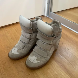 Isabel marant - Beiga isabel marant skor med dold kilklack. Köpta av en tjej på plick, dom är äkta!😇