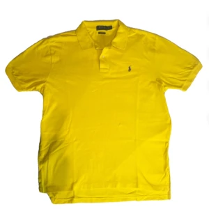 Gul Ralph Lauren piké  - En jättefin Polo Ralph Lauren piké i gul den är i mycket fint skick storlek Xl fråga gärna om extra bilder eller prisförslag👍