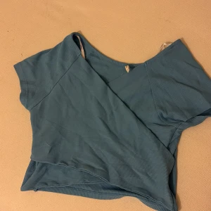 Topp från ONLY - Säljer denna blåa omlott topp från Only, aldrig använd, endast provad.  Storlek S men skulle säga att den passar en Xs. Pris går att diskutera💓