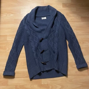 Blå Blazer - Säljer en blå blazer i storlek L. Den är från märket Dobber och är i mycket bra skick, 10/10. Det är bara att fråga för mer bilder eller andra frågor. 