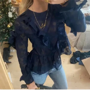 Blus - Superfin marinblå blus🥰🥰 den är jätte söt på!!! 