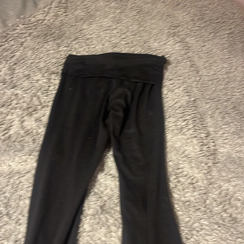 Svarta yoga pants från hm 🤗 Köparen står för frakten!📦. Jeans & Byxor.