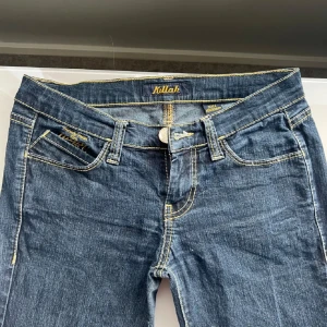 Lågmidjade jeans  - Lågmidjade mörkblå jeans från killah i storlek S. köpta från plick och säljer för att de inte riktigt passade mig.  midjemått: 72 cm innebensmåtten: 81 cm skriv gärna om du har frågor, inga returer !!