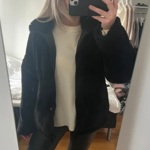 Pälsjacka  - Såå gosig pälsjacka vet inte riktigt vad jag ska kalla det mer ”fluff jacka”🩷🩷passar perfekt nu till hösten🩷