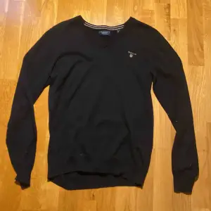 Säljer min gant sweatshirt då den aldrig använts, 10/10 skick! Pris är ej helt hugget i sten, skriv vid fundering!