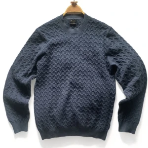 Massimo Dutti tröja i merinoull - En riktigt snygg Massimo dutti tröja i merinoull. Mycket bra skick, som ny. Storlek medium, normal i storleken. Skönt material. Skriv i DM om ni är intresserade eller har frågor, kan även skicka fler bilder. Pris kan diskuteras.