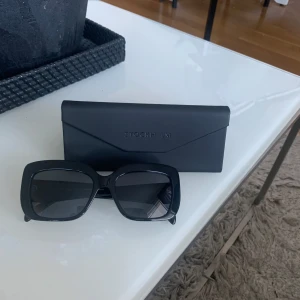 Solglasögon  - Solglasögon från Stockh lm, köpa på MQ. Använda vid ett tillfälle så i nyskick. 