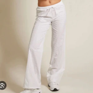Vita broderade byxor bikbok  - Helt oanvända vita broderade byxor från bikbok. Storlek L men snöre i midjan så storlek beror på hur man vill att passformen ska va