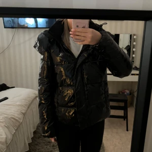 Calvin Klein jacka  - Hej! Jag säljer denna ck vinter jackan då den inte kommer till användning💗den är använd ett fåtal gånger nästan som ny, inga märken eller tryck, jag har vanligtvis strl S men köpte denna i M då den är liten i storlek💕