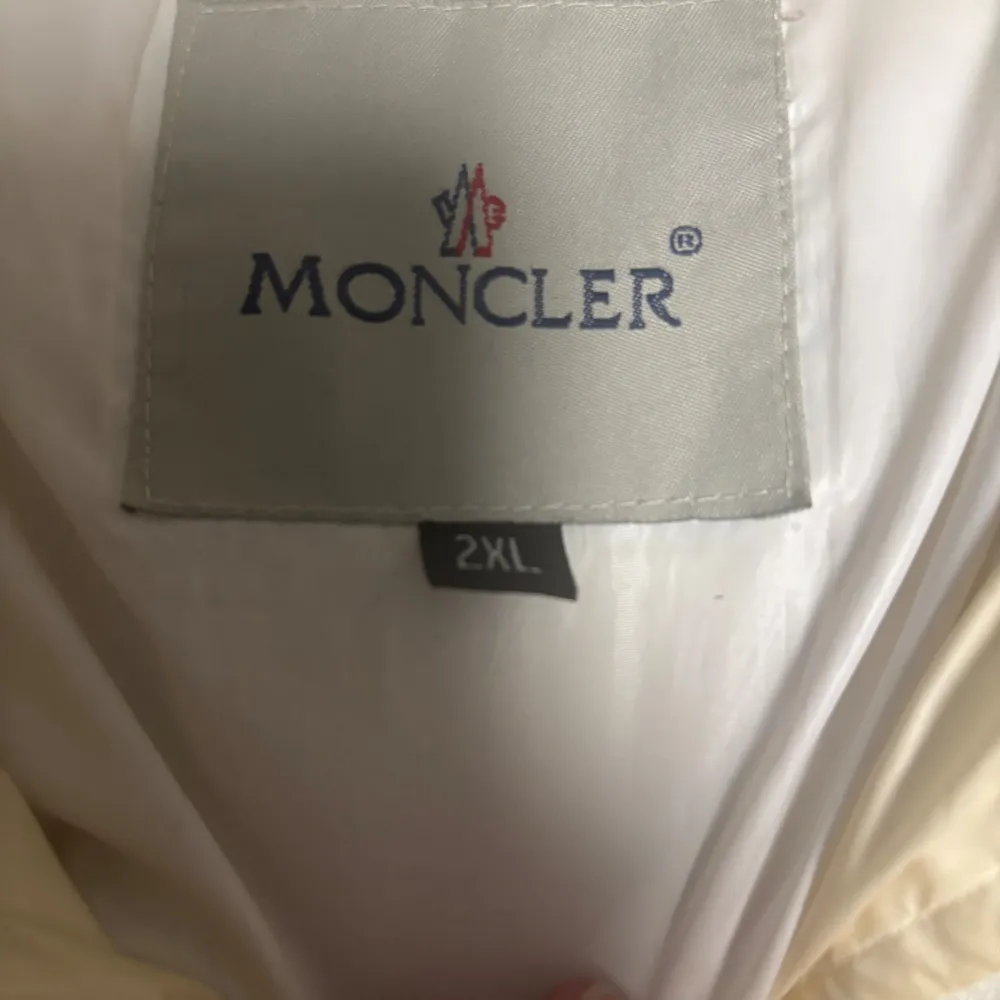 White Vintage moncler jacket in size 2xl but fits m. Condition is good but some signs of wear ofcourse. Suggest prices. Jackor.