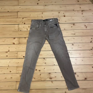 Replay anbass - Gott skick, inte använt alls mycket. Storlek 30/32 skön passform. Personen på bild 4-5 är 180cm lång.