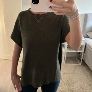 Stickad tröja! - Säljer min mörkgröna/khaki färgade stickade kortärmade tröja i TOPPSKICK!! Färgen gör sig inte rättvis på kameran men den är mörkgrön/khaki färgad!  Från Sand! Köpt för 1250