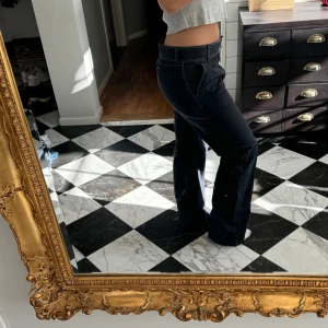 J.Lindeberg kostymbyxa med detalj - kostymbyxa J.Lindeverg vintage, bra skick. Står att det är strl 32, men passar mig som har 36/38 vanligtvis