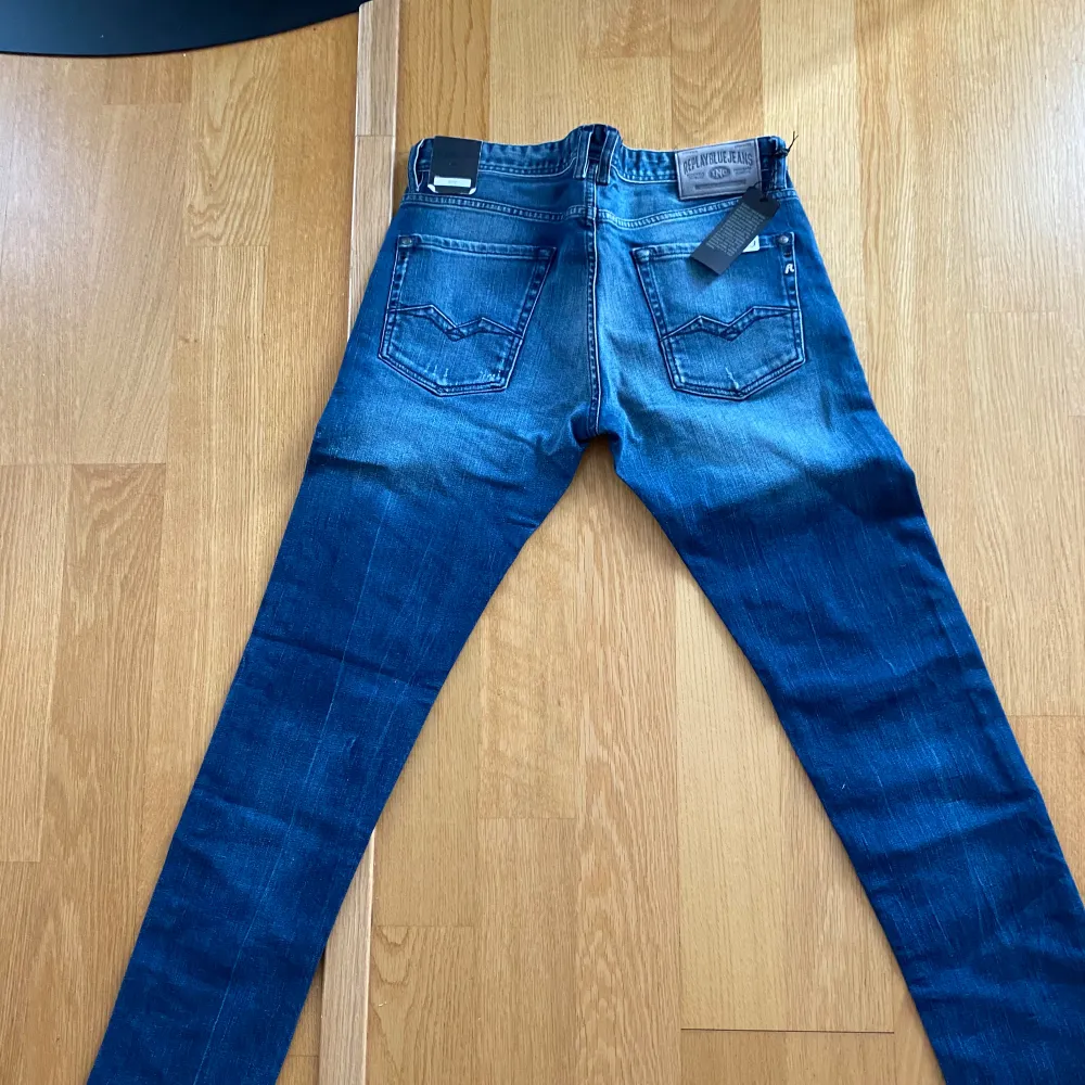 Helt nya replay jeans (oanvända), skicket är 10/10 inga defekter. Storleken är 29/34. Jeansen är köpta för 150€ vilket motsvarar cirka 1700 kr💸. Om du har några frågor eller vill ha någon mer bild på jeansen är det bara att fråga.. Jeans & Byxor.