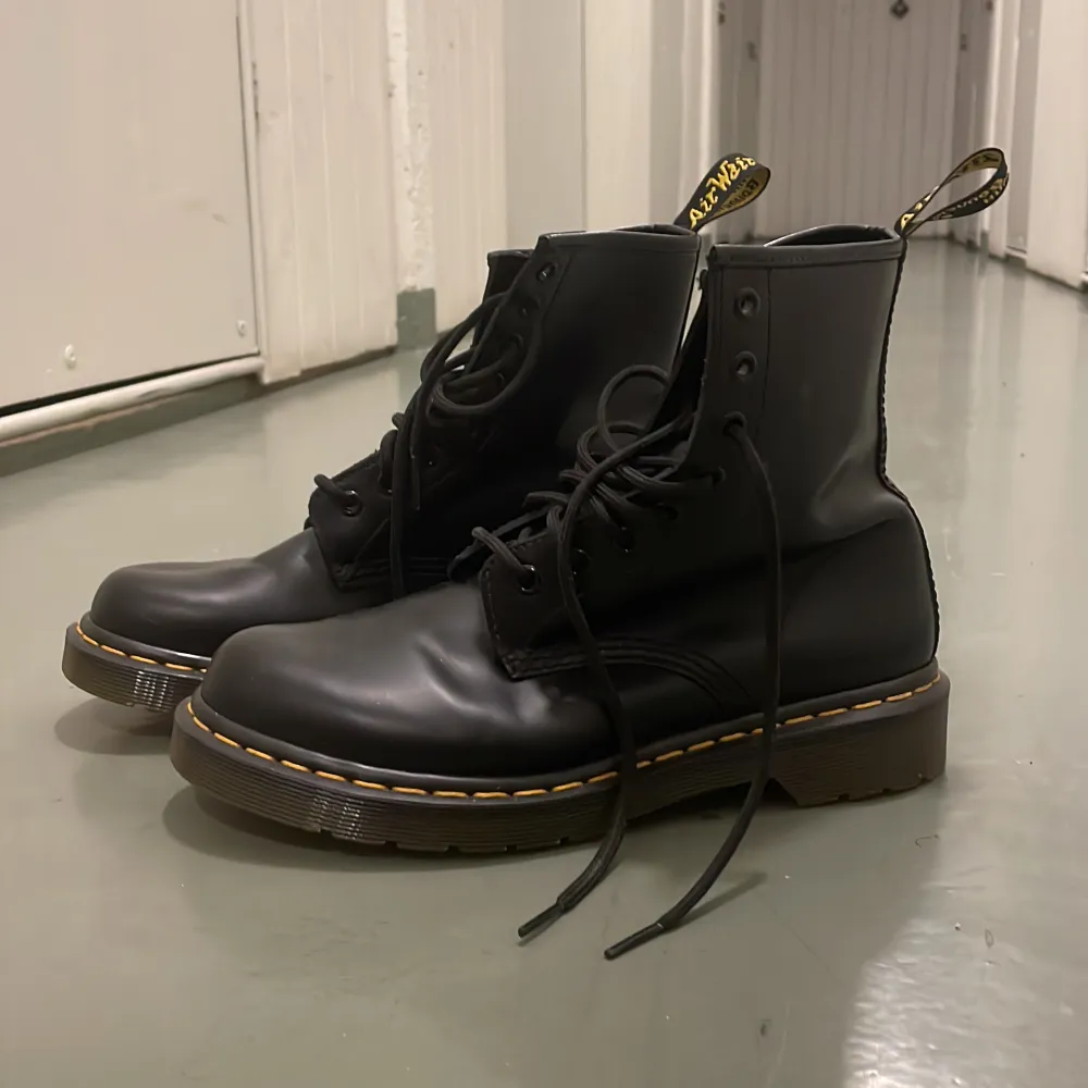 Helt nya Martens, aldrig använda. . Skor.