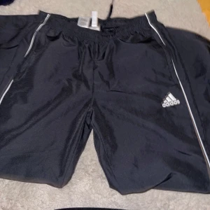 Adidas byxor  - Fräscha o sköna vindbyxor från adidas 