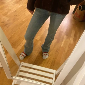 Lågmidjade jeans - Lågmidjade jeans med bootcut, superfint skick😇🥰