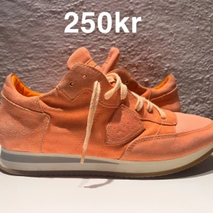 Philippe Model Trainers  - Säljer ett par tvärfeta Philippe Model ✅STEAL Philippe model Trainers! Endast 250kr då jag inte gillar färgen! Självklart äkta! Storlek 39. hör av er vid frågor eller funderingar!