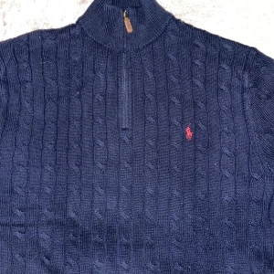 Ralph lauren tröja  - Fin stickad polo Ralph lauren tröja, jätte snygg perfekt inför höst och vinter med en dragkedja på halsen. 