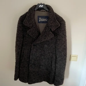 Herno Jacka - DEAL‼️Herno stickad jacka/dubbelknäppt!  Nypris 7500kr❌ Vårt pris: 1200kr✅ Vid övriga frågor bara skri! 🤝Pris kan diskuteras vid snabb affär🤝