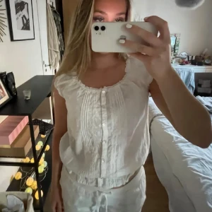 Vit blus - Såå söt! 😻 passar xs - m