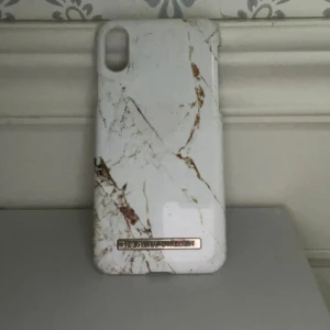 Mobilskal - (mobilskal för Iphone XR) på 3 bilden ser man att den har en liten skada i hörnet, inte något som syns mycket alls då det smällts in eftersom allt är vitt🤍