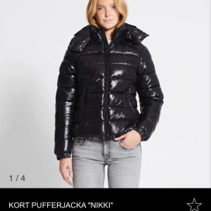 Lager 157 pufferjacka 'Nikki' - Säljer en superfin kort svart pufferjacka 'Nikki’ ifrån Lager 157. Jackan är i storlek XS och är helt ny med prislapp kvar. Perfekt nu i höst och vinter! Den är helt slutsåld på hemsidan, därav priset🩷🩷🩷🩷🩷