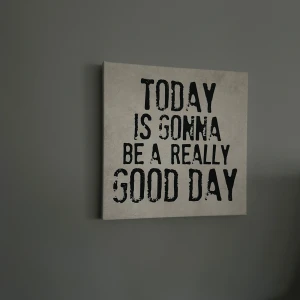 Tavla med texten 'Today is gonna be a really good day' - Säljer en canvastavla med texten 'Today is gonna be a really good day'. Tavlan har en ljusgrå bakgrund med svart text med lite sliten stil. Den är fyrkantig och lätt att hänga upp! Mått: 29x29,2,5 cm 