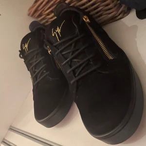 Giuseppe Zanotti Skor - Tjena!, säljer ett par Gisuppe Zanotti skor. Använda endast 2 gånger, vid funderingar eller andra frågor gällande skorna är det bara att ställa dom så svarar jag så snabbt jag kan 😀( Box och allting medföljer! ) ( köpta för 3500kr ) 
