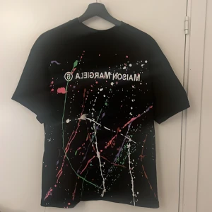 Maison Margiela t-shirt  - En riktigt snygg maison margiela splatter t-shirt. Den är helt NY och i storlek S.  Så skick 10/10. Hör av dig vid någon fråga. Byte kan vara intressant.