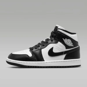 Jordan 1 mid  - Säljer mina jordans pga att dom kommer inte till användning!   Har tagit en bild från internet, om man vill ha bild på dom i verkligheten går det också bra, har inte haft möjlighet pga att dom är i mitt förråd i annan ort.   Inget crease i fram.