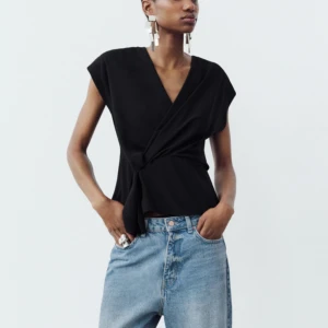 Zara Topp🤍 - Säljer min jättefina svarta Zara topp💓 I nyskick, endast använd 1 gång 